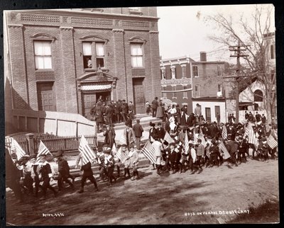 Jonge jongens met vlaggen marcheren in een parade in Dobbs Ferry, New York door Byron Company